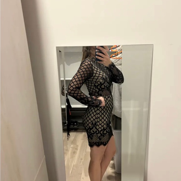 Lace dress - Picture 2 of 3